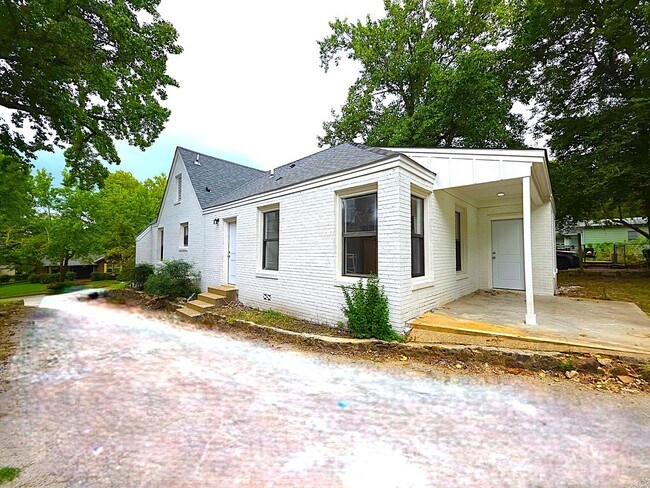 Building Photo - 1010 W Rusk St
