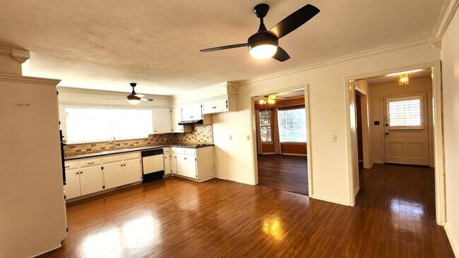 Building Photo - Beautiful 3 Bed 2 Bath Corner Lot