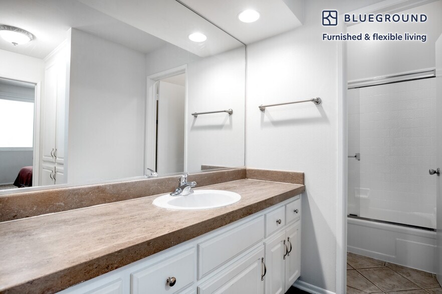 Building Photo - 467 S Arnaz Dr