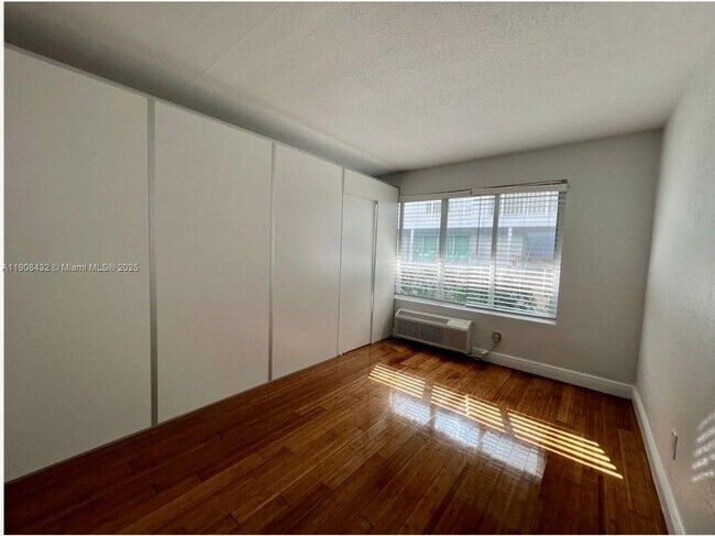 Building Photo - 7315 Carlyle Ave