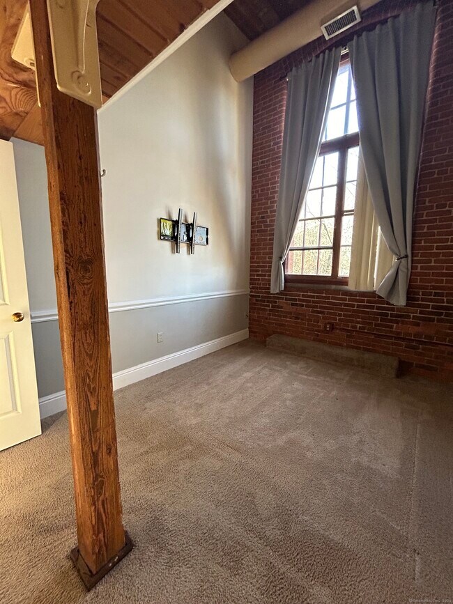 Building Photo - 839 Main St