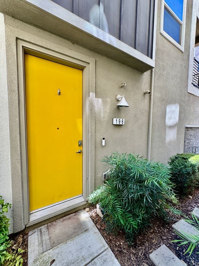 Building Photo - NEWER 2 BED, 2.5. BATH TOWNHOME IN BROADWAY AREA OF SACRAMENTO