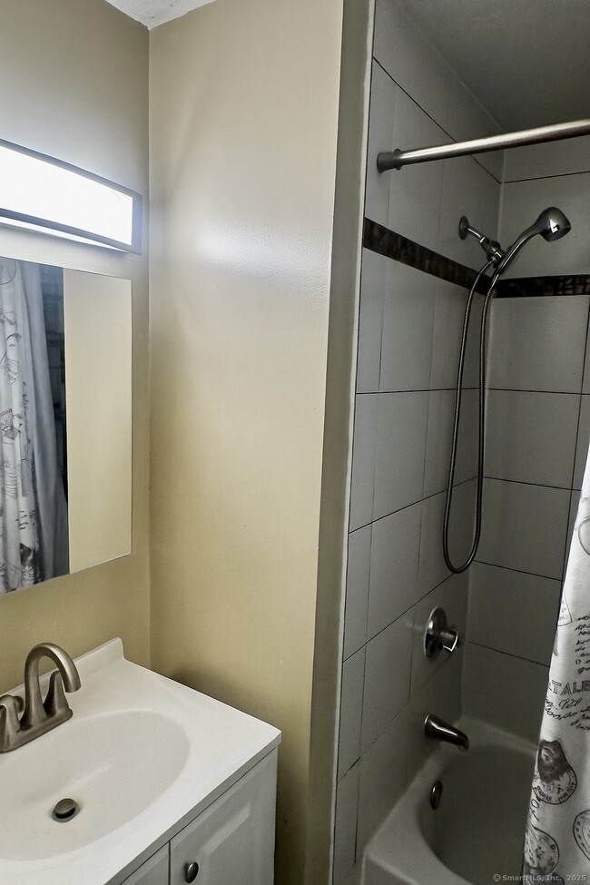 Building Photo - 21 Goodwin St