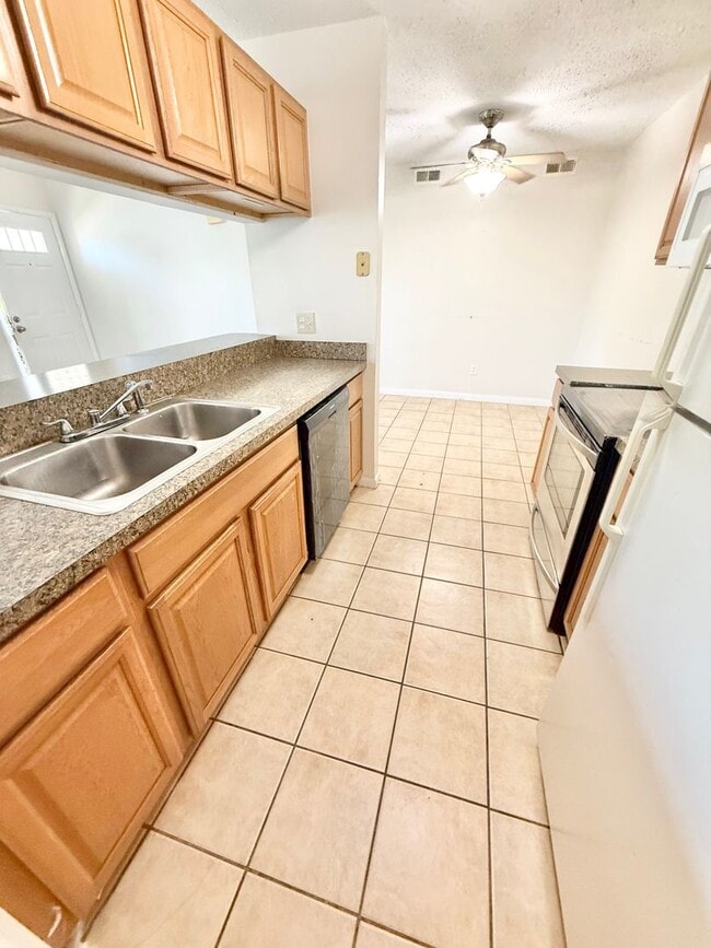 Building Photo - HURRY!!!***2 BED Condo/Downstairs unit/ W,S&T INCLUDED!!
