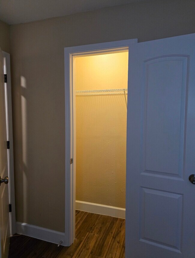 Building Photo - 2023 Barnsley Ln