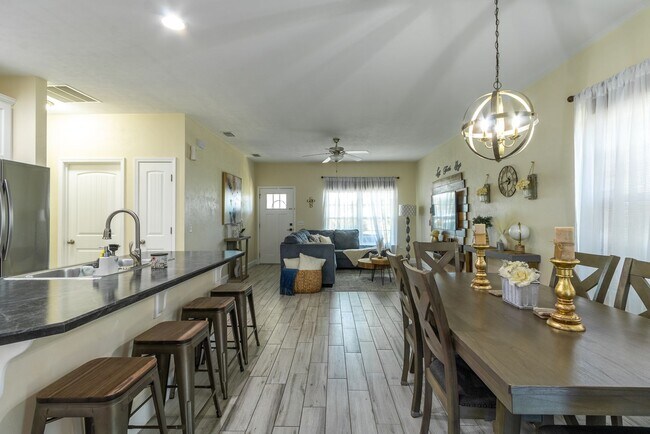 Building Photo - Spacious 3BR/2BA Home with Open Layout, Is...
