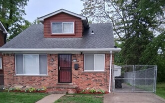 Building Photo - 16154 Manor St