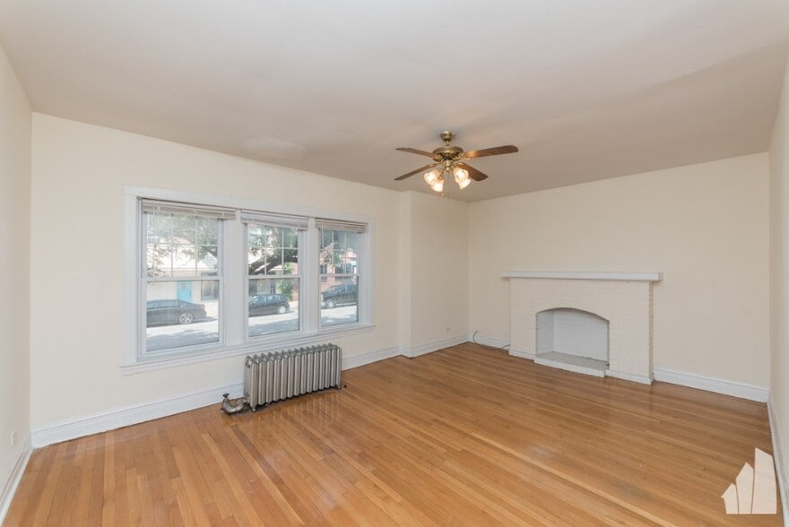 Building Photo - 1829 W Foster Ave