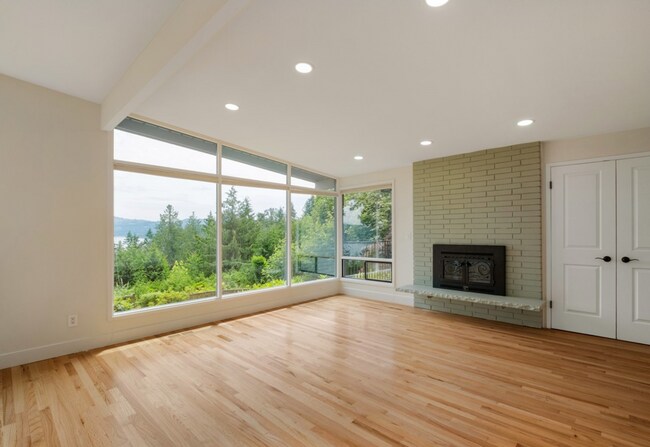 Building Photo - Elegant 4 bed home with Lake Sammamish Vie...