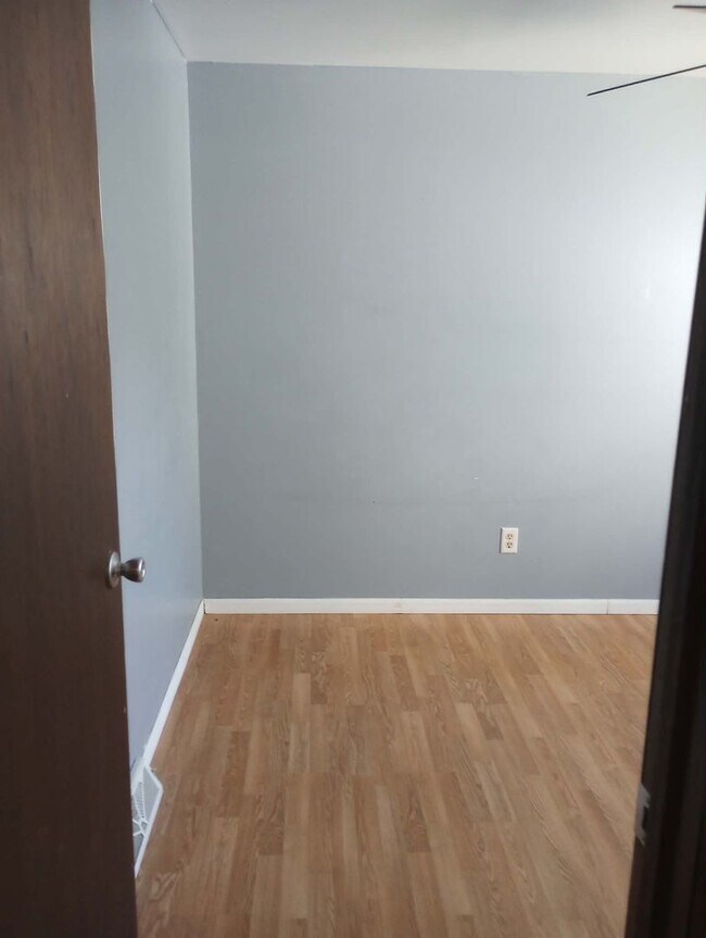 Building Photo - Nice 3 bed 1 bath house with large garage and basement!!!