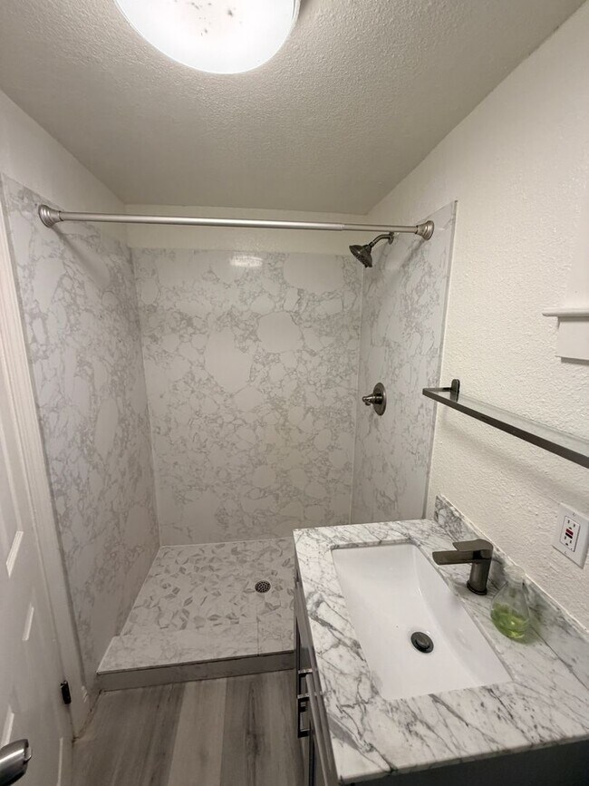 Building Photo - 1224-1226 Campbell St