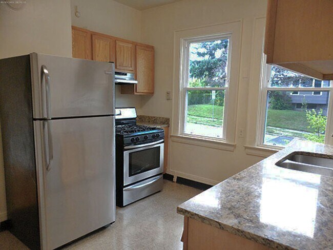 Building Photo - Bright Flat Includes Garage, Near Food Co-...