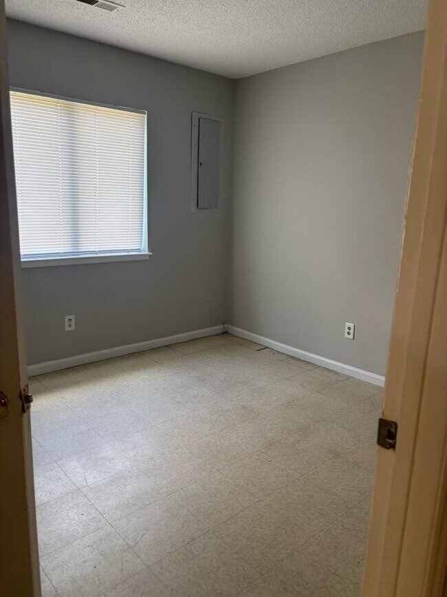 Building Photo - Single Family Standridge manor