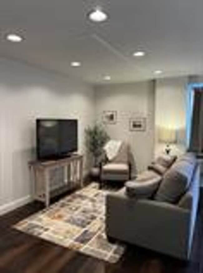 Building Photo - Beautiful Fifteenth floor Furnished one Be...