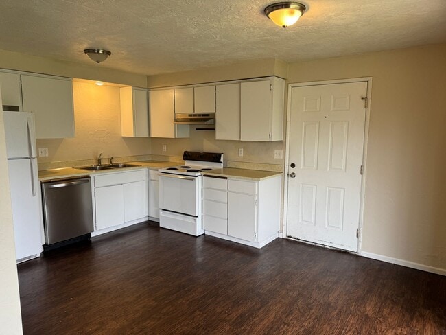 Building Photo - Updated 2 bedroom 1 bathroom duplex in Springfield!
