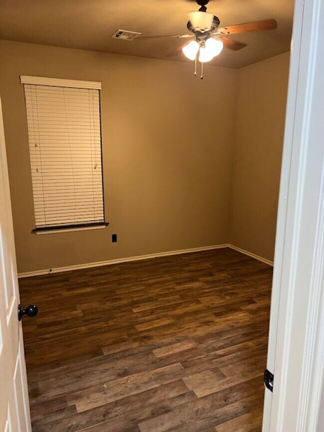 Building Photo - Updated Duplex - Yukon Schools - Close to ...
