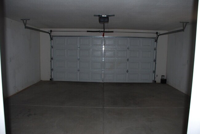 Building Photo - 3 Bedroom Home, garage, fenced yard.