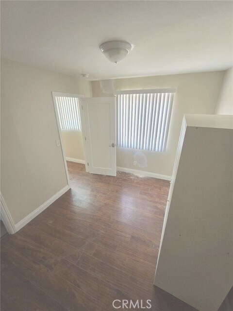 Building Photo - 628 W 59th Pl