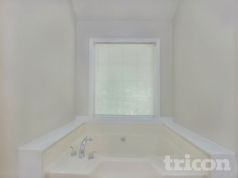 Building Photo - 3070 Country Farms Dr