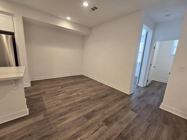 Building Photo - Modern Oceanside Home with Spacious Layout in a Desirable Community