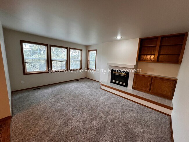 Building Photo - 8233 N Ridgewood Dr