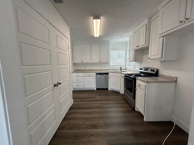 Building Photo - Beautiful Home near Middle School & Park!