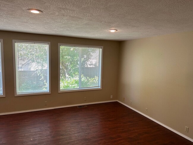 Building Photo - 3 Bedroom, 2 Bath House in Dundee- Great L...