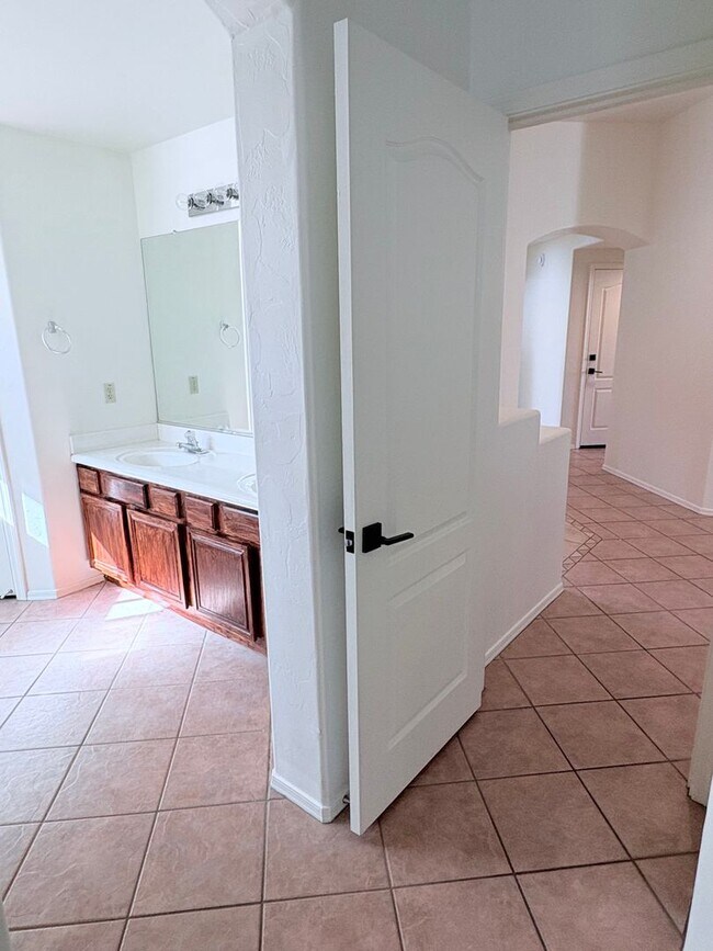 Building Photo - *AVAILABLE NOW* Gorgeous 3 bed/2 bath home in private gated Tanque Verde community!!!