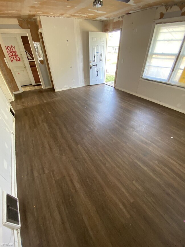 Building Photo - 2 br, 1 bath House - 207 South Locust Street