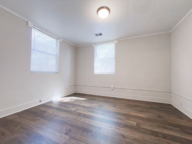 Building Photo - 2181 Eleanor Dr