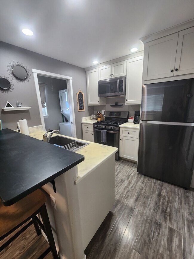 Building Photo - Beautiful Updated Unfurnished Apartment- All Utilities Included!