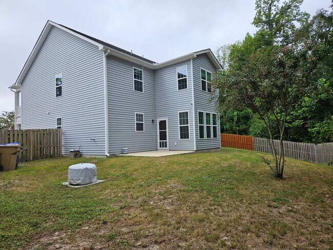 Building Photo - Beautiful unfurnished 3 bed 2.5 bath home ...
