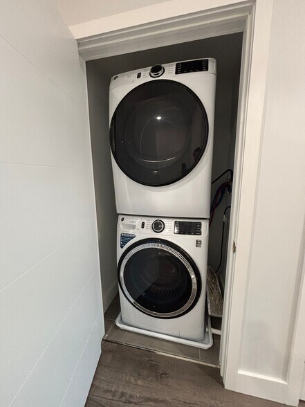 Building Photo - 2252 N Delhi St