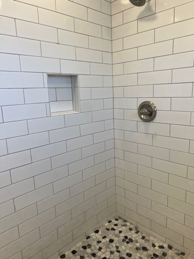 Building Photo - 4 BEDROOM HOME IN SKYWAY!!