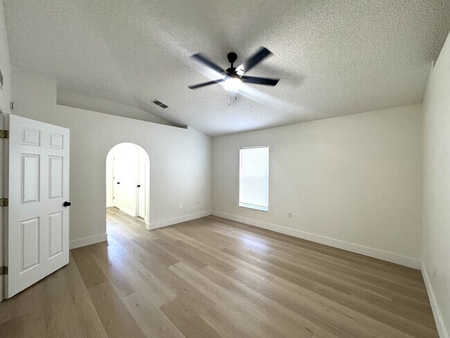 Building Photo - 964 Vanderbilt Dr