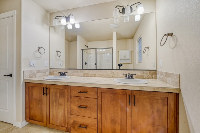 Building Photo - 590 SW 199th Ave