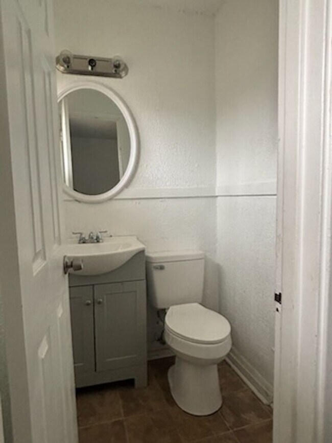 Building Photo - 1652 Kentwood Dr