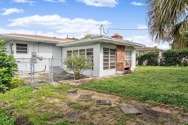 Building Photo - 1060 NE 166th St