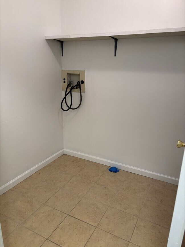 Building Photo - Country Club Duplex