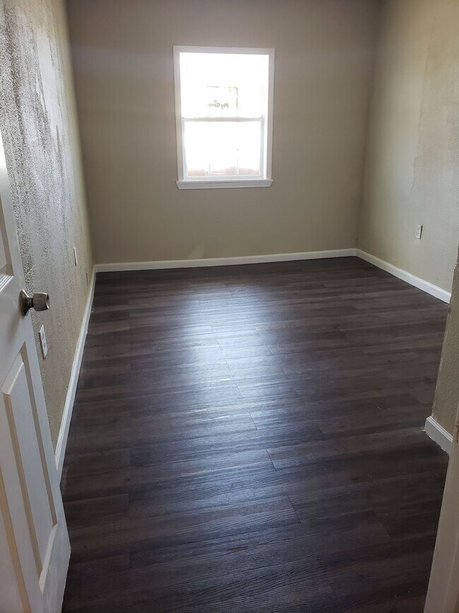 Building Photo - Handyman Special $0 First Month's Rent / “You fix, you SAVE BIG!!” Contact Mayshell for details: ...