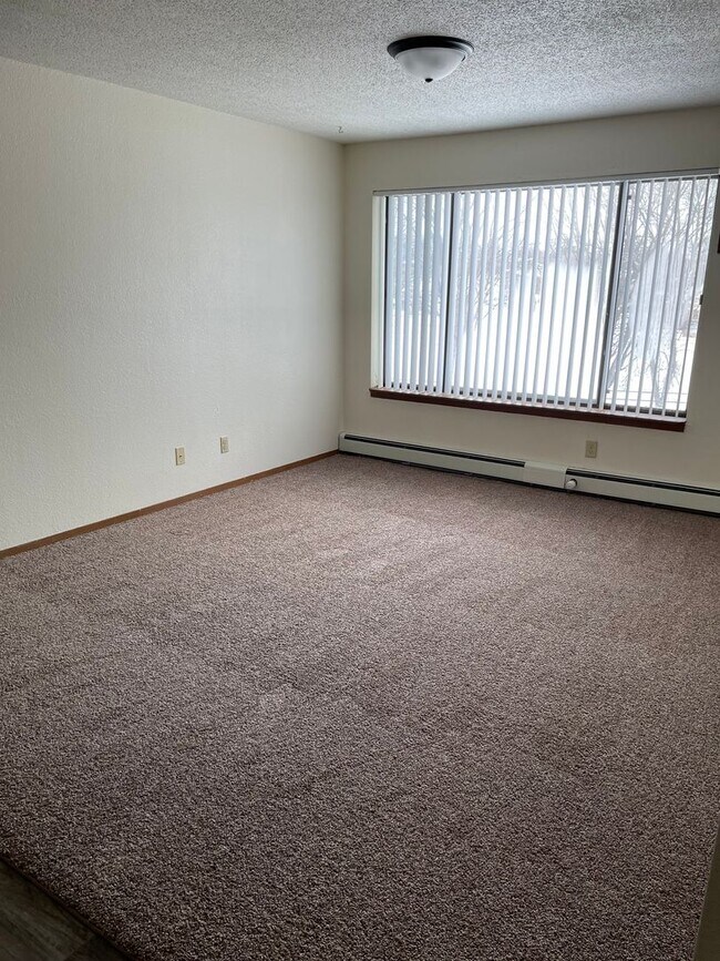 Building Photo - Four Bedroom Apartment