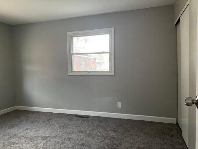 Building Photo - 378 Pineview Dr