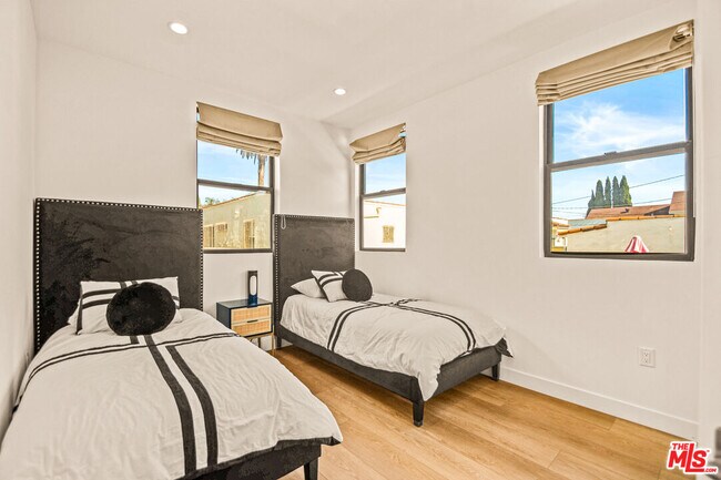 Building Photo - 535 N Formosa Ave