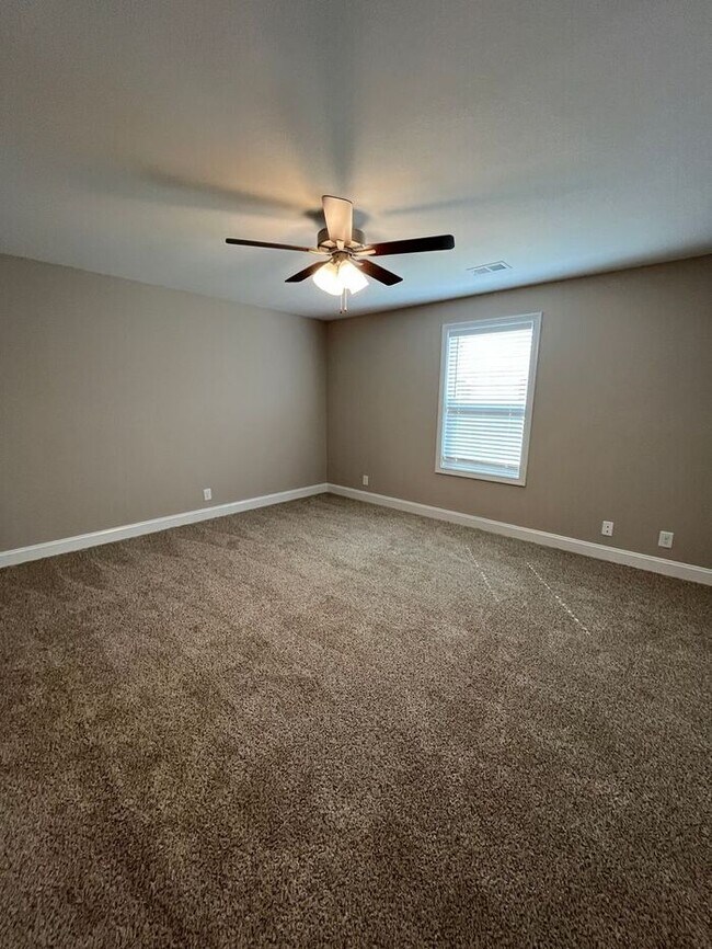 Building Photo - Charming 2-Bedroom Townhome with Modern Co...