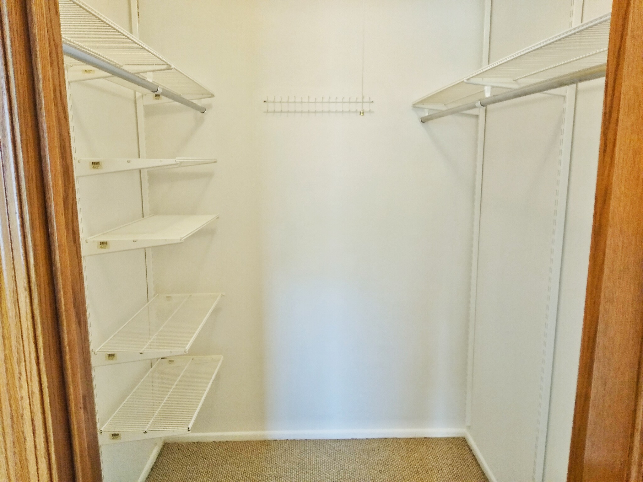 Building Photo - 220 Oak Knoll Ct