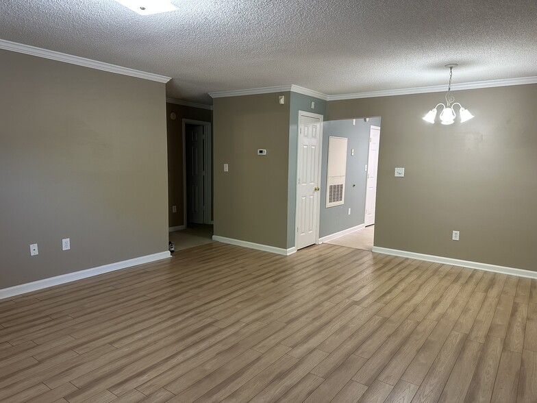 Building Photo - 100 WOODSTONE Dr