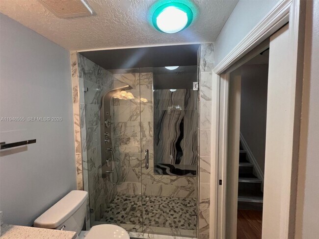 Building Photo - 252 City View Dr