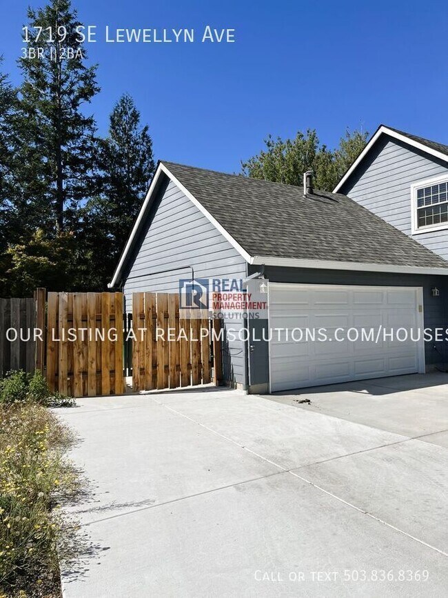 Building Photo - 1719 SE Lewellyn Ave