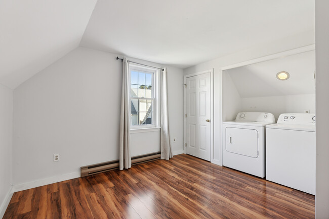 second floor bedroom or office with washer/dryer - 139 Broadway