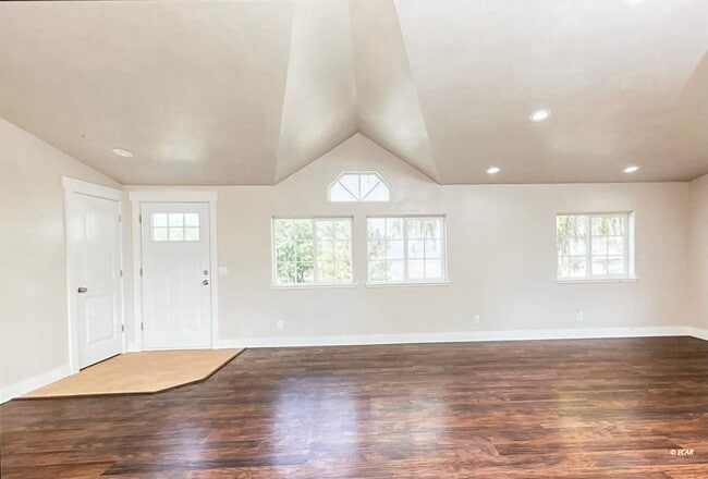 Building Photo - 2115 Villa Dr